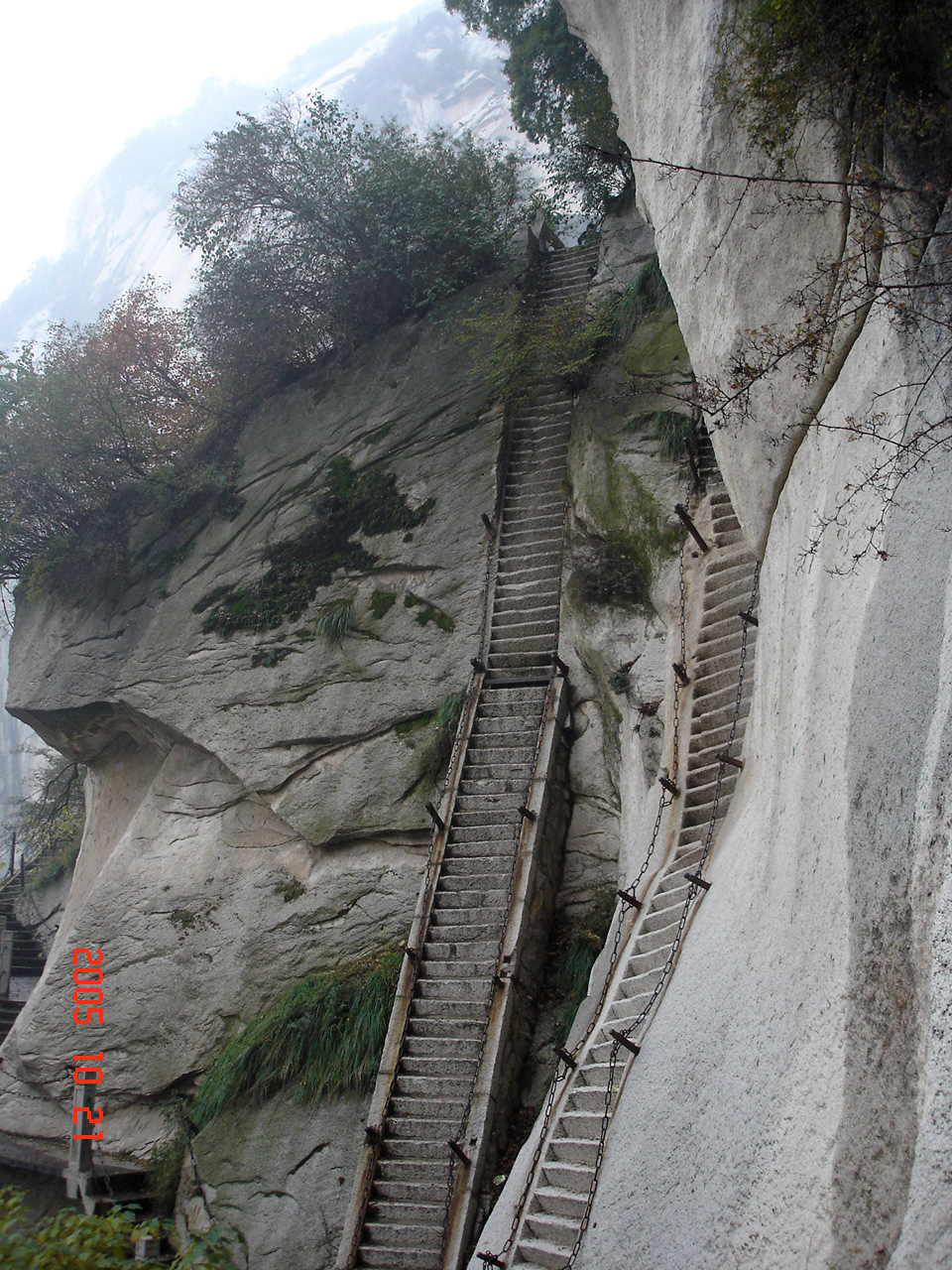 走智取华山路步行登山到北峰.路上最险处为飞龙梯(图 2).